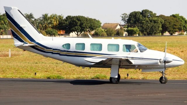 PIPER NAVAJO PA-31-325 CR 1983