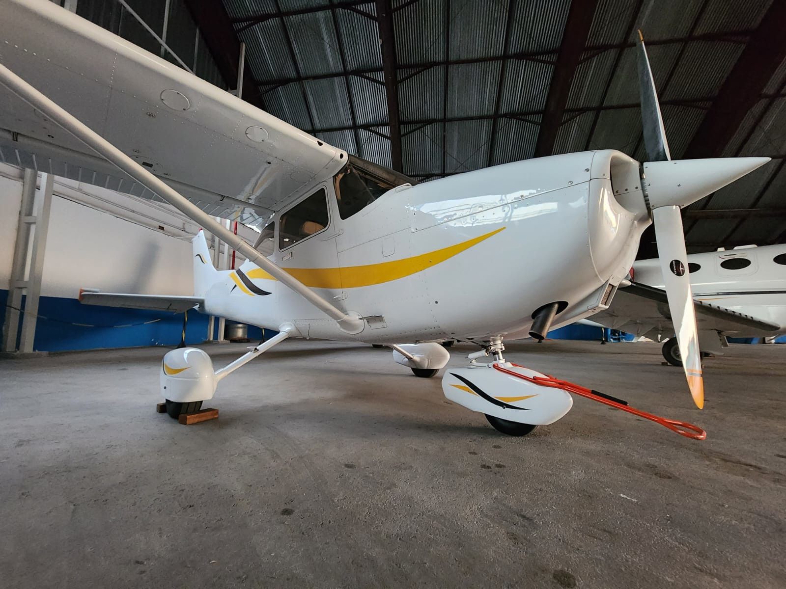 CESSNA AIRCRAFT C172R 2000