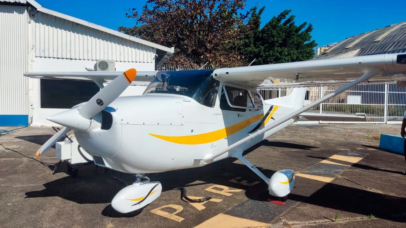 CESSNA AIRCRAFT C172R 2000