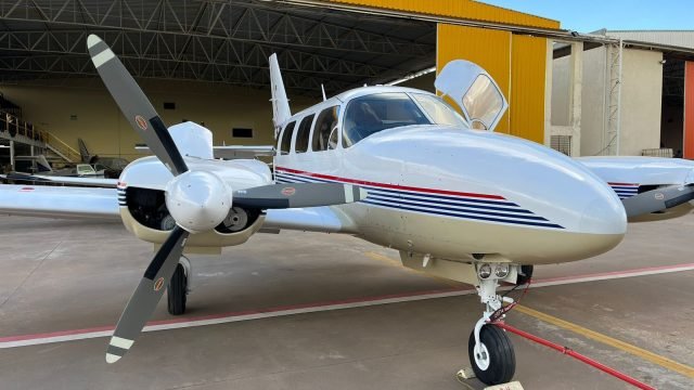 PIPER NAVAJO PA-31-325 1975