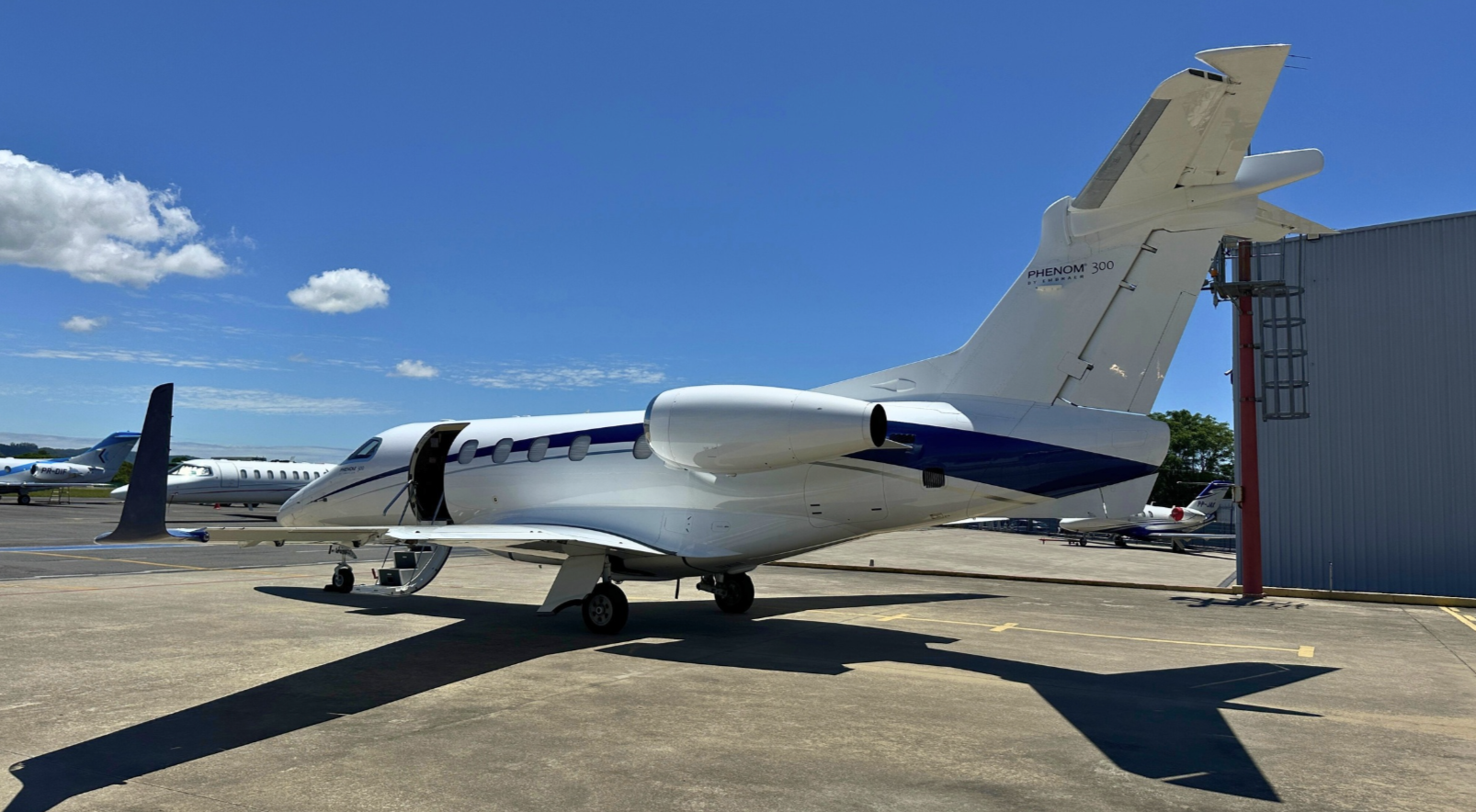 2011 PHENOM 300 com exclusividade