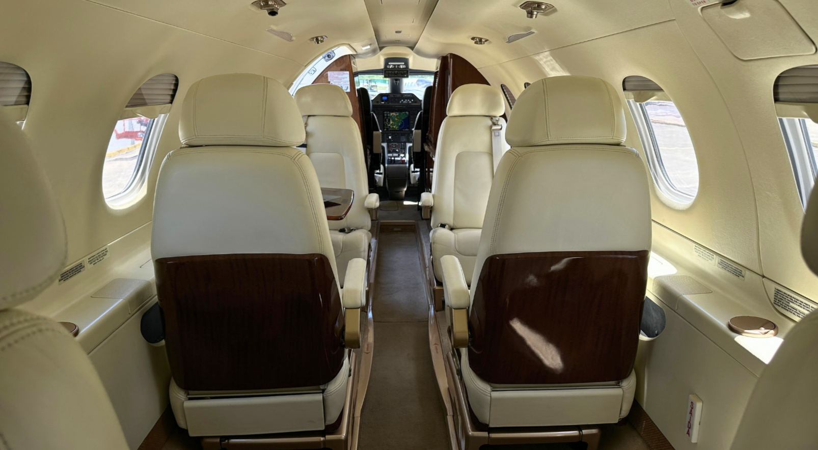 2011 PHENOM 300 com exclusividade