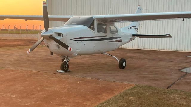 CESSNA T210M CENTURION 1977