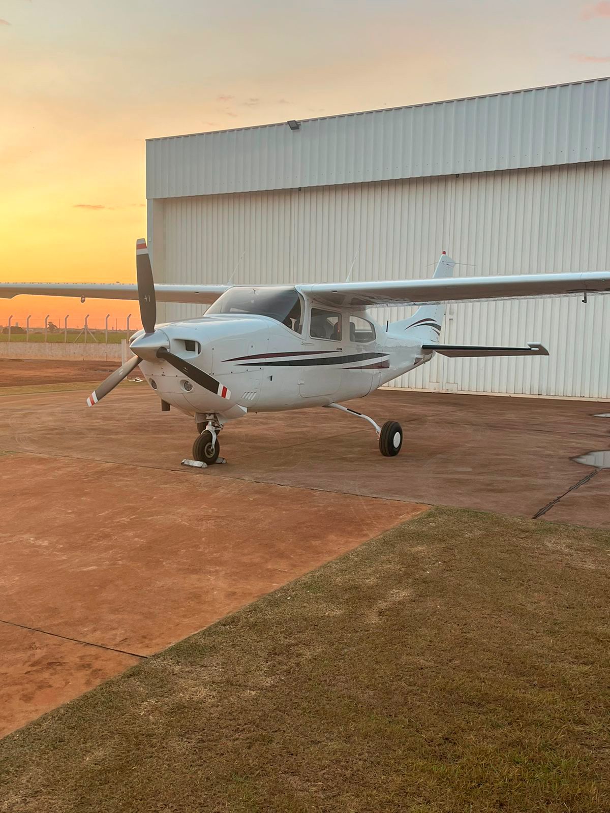 CESSNA T210M CENTURION 1977