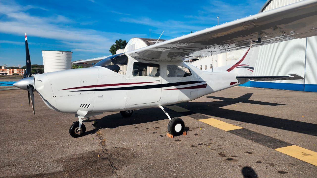CESSNA T210M CENTURION 1977