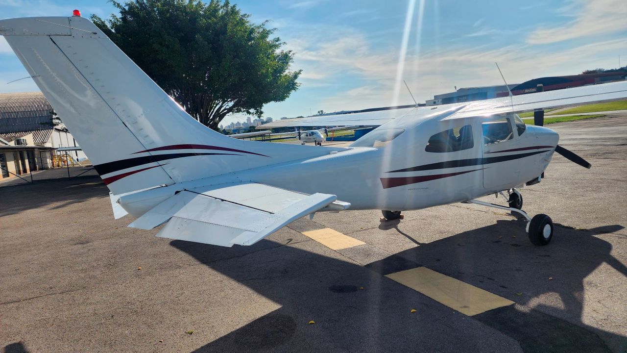 CESSNA T210M CENTURION 1977