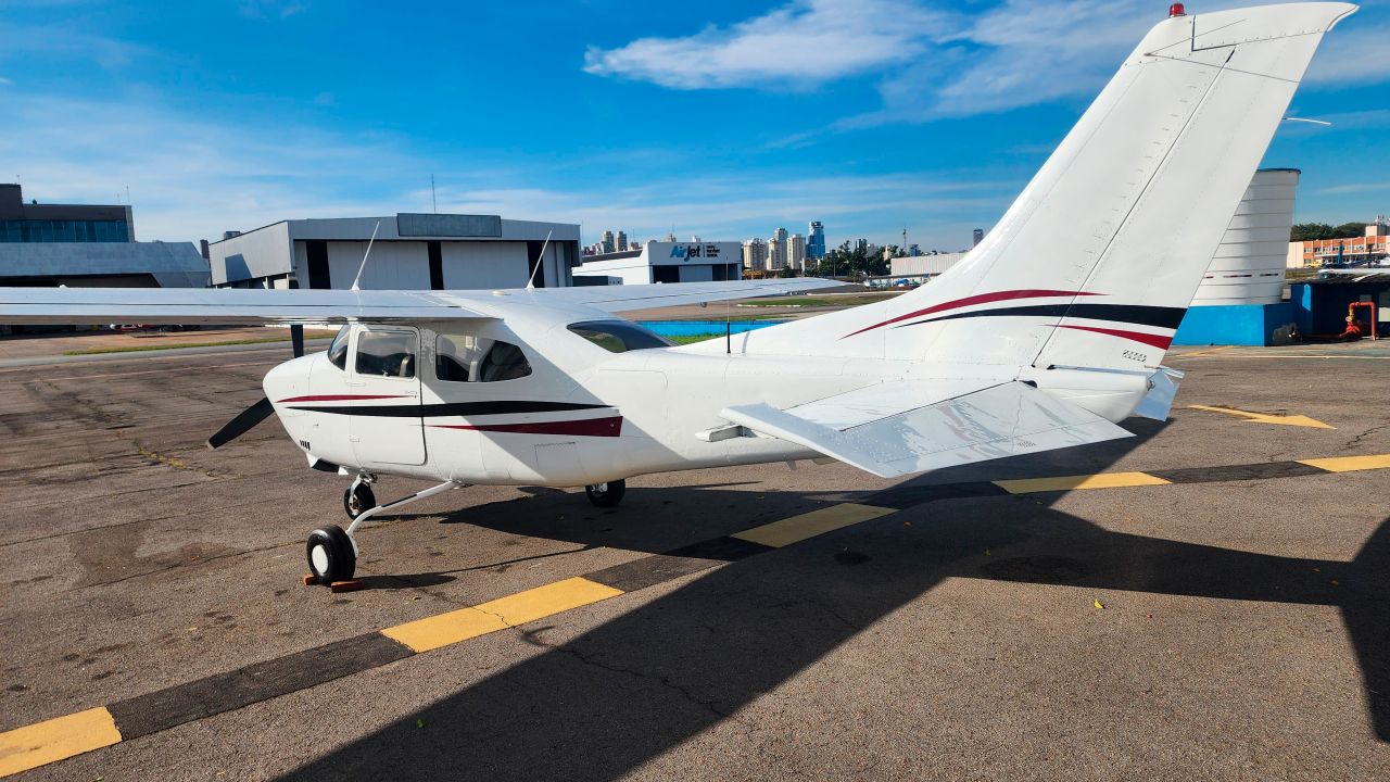 CESSNA T210M CENTURION 1977