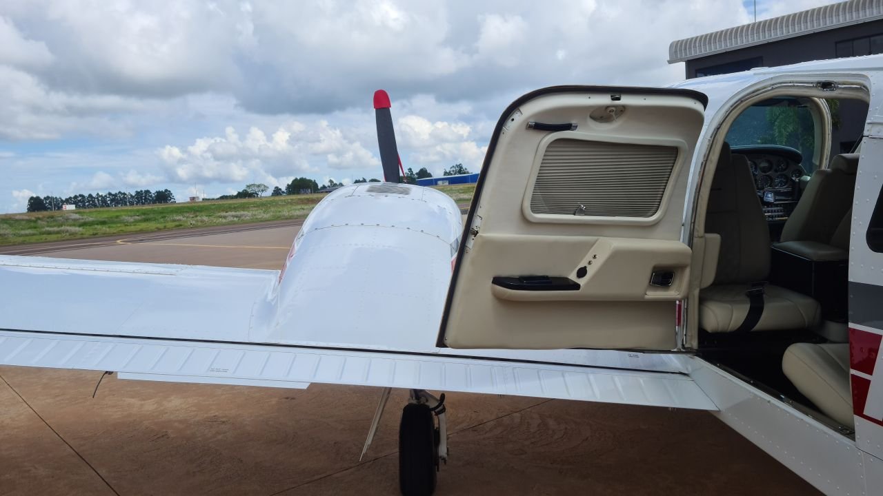 NEIVA/PIPER EMB-810C SENECA II 1980