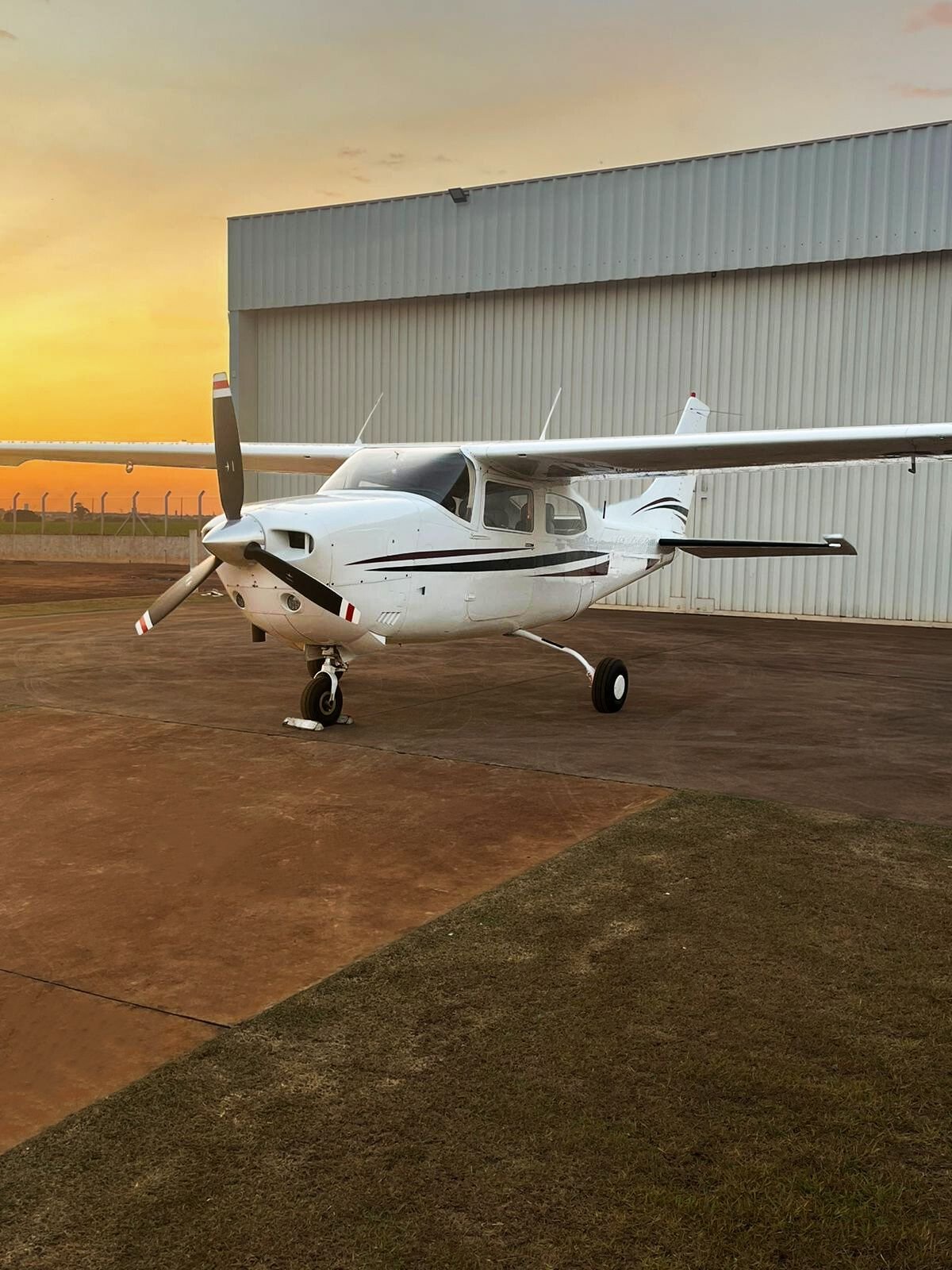 CESSNA TURBO 210M CENTURION 1977