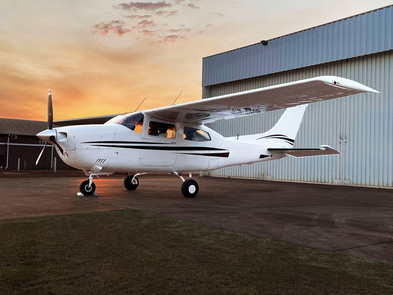 CESSNA TURBO 210M CENTURION 1977