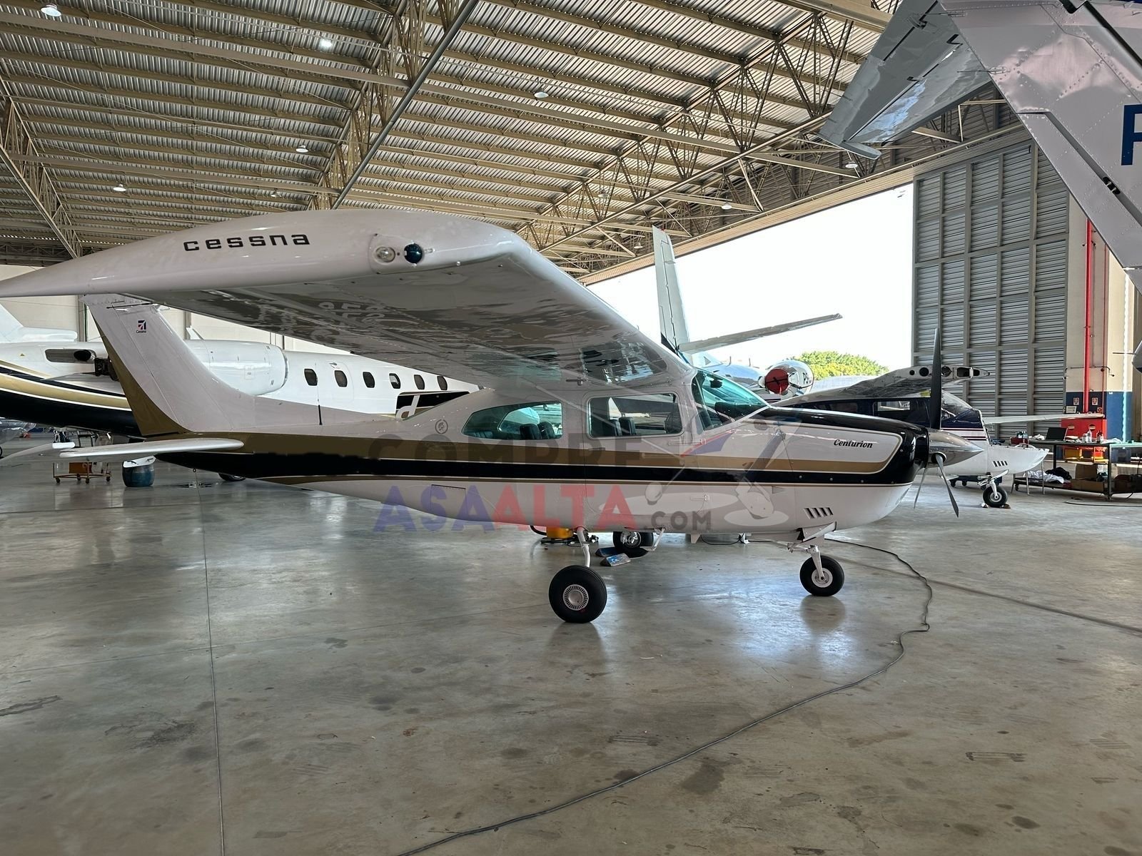 CESSNA 210M 1977