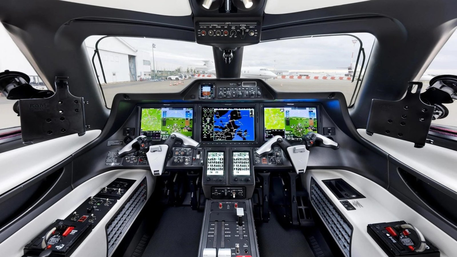 EMBRAER PHENOM 300E 2021
