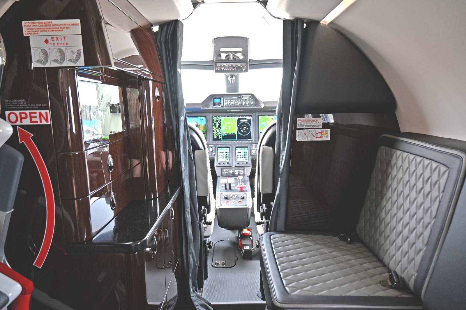 EMBRAER PHENOM 300E 2022