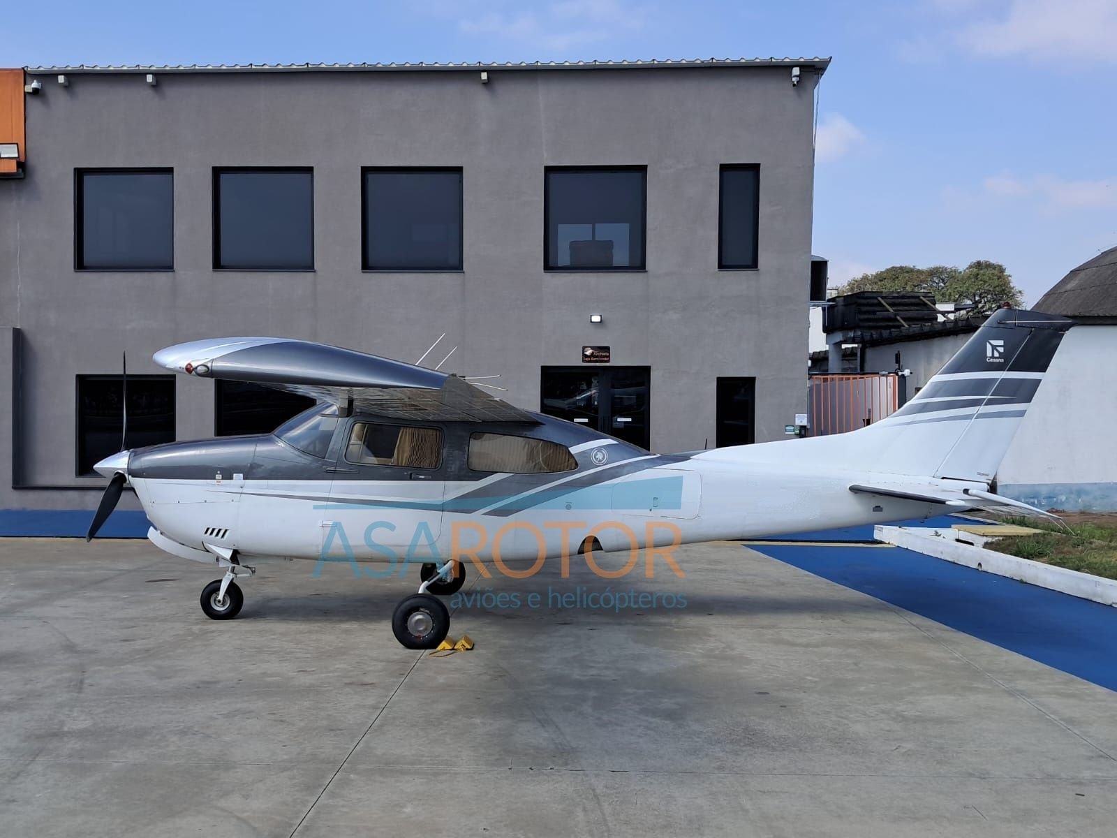 CESSNA 210N CENTURION 1984