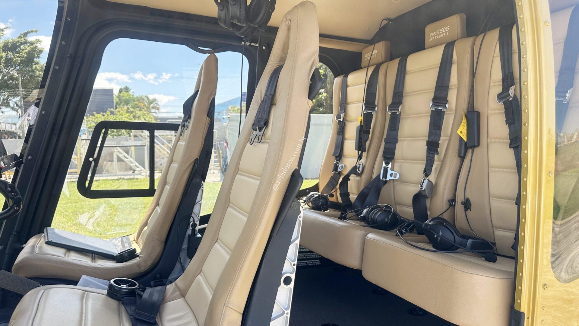 Interior da cabine do helicóptero Bell 505 assentos em couro