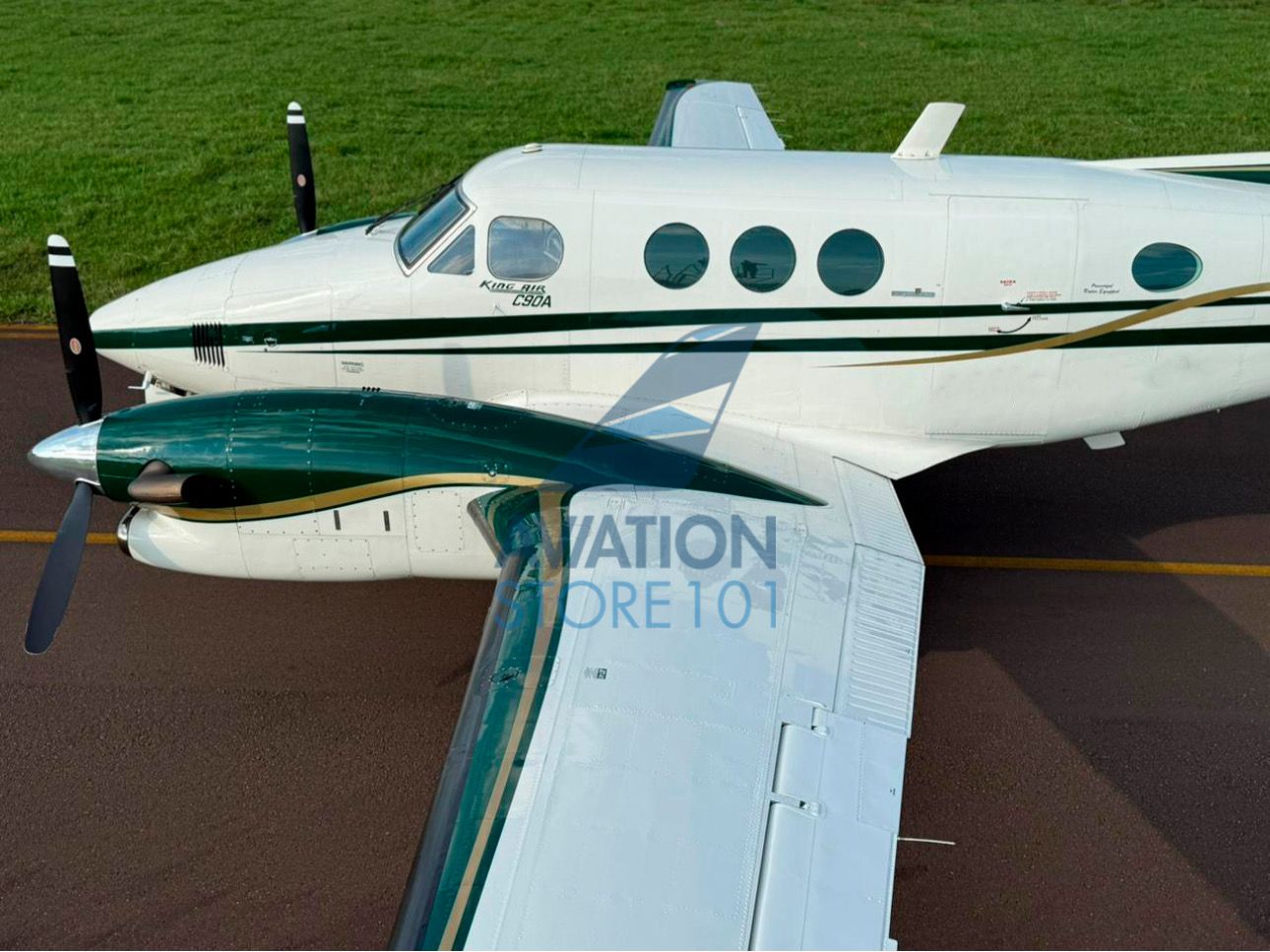 BEECHCRAFT KING AIR C90 BALCKHAWK 1988