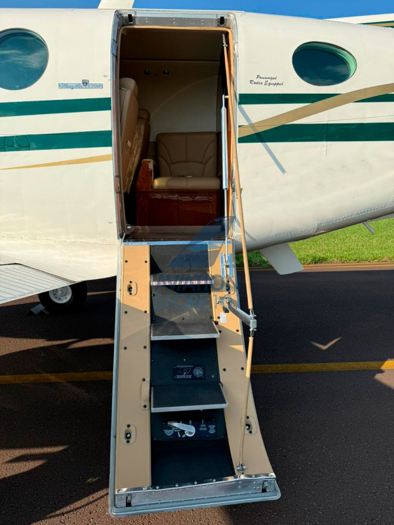 BEECHCRAFT KING AIR C90 BALCKHAWK 1988