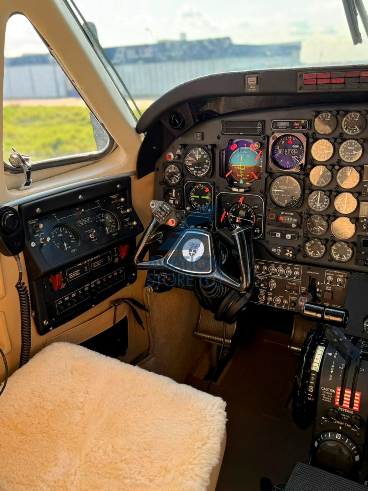 BEECHCRAFT KING AIR C90 BALCKHAWK 1988