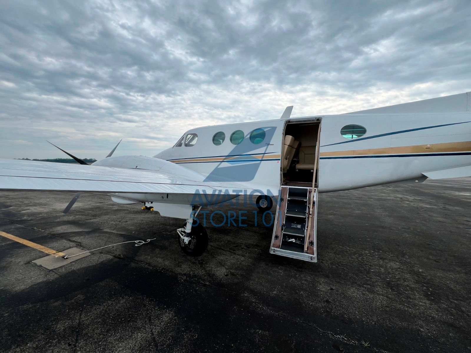 BEECHCRAFT KIGN AIR E90 1973