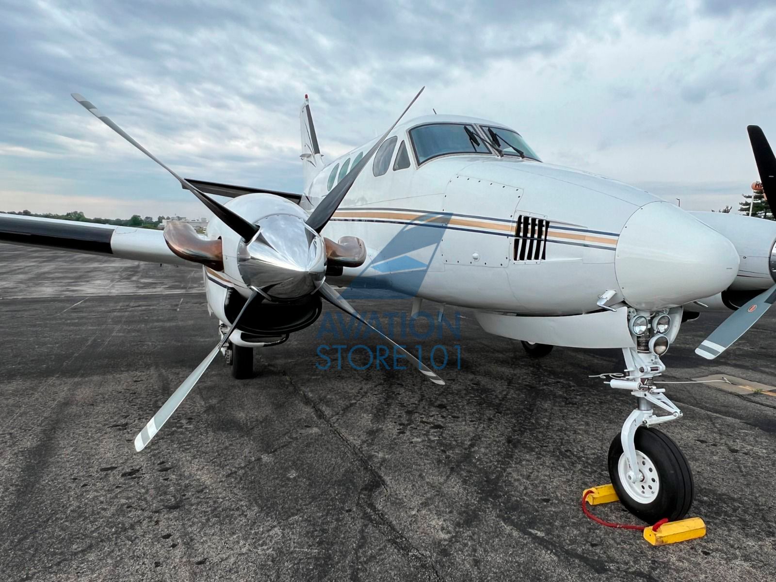 BEECHCRAFT KIGN AIR E90 1973