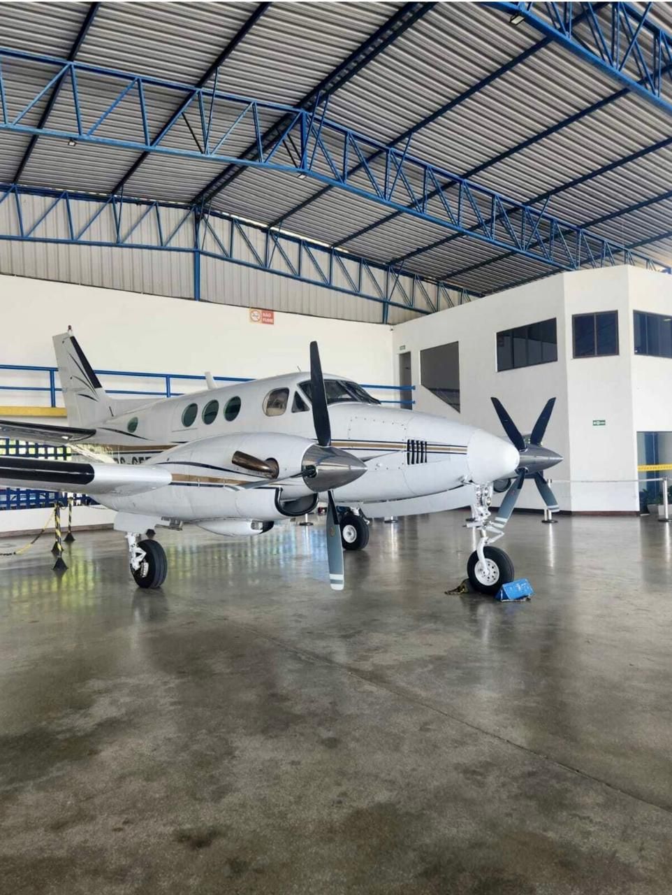 BEECHCRAFT KING AIR E90 1972