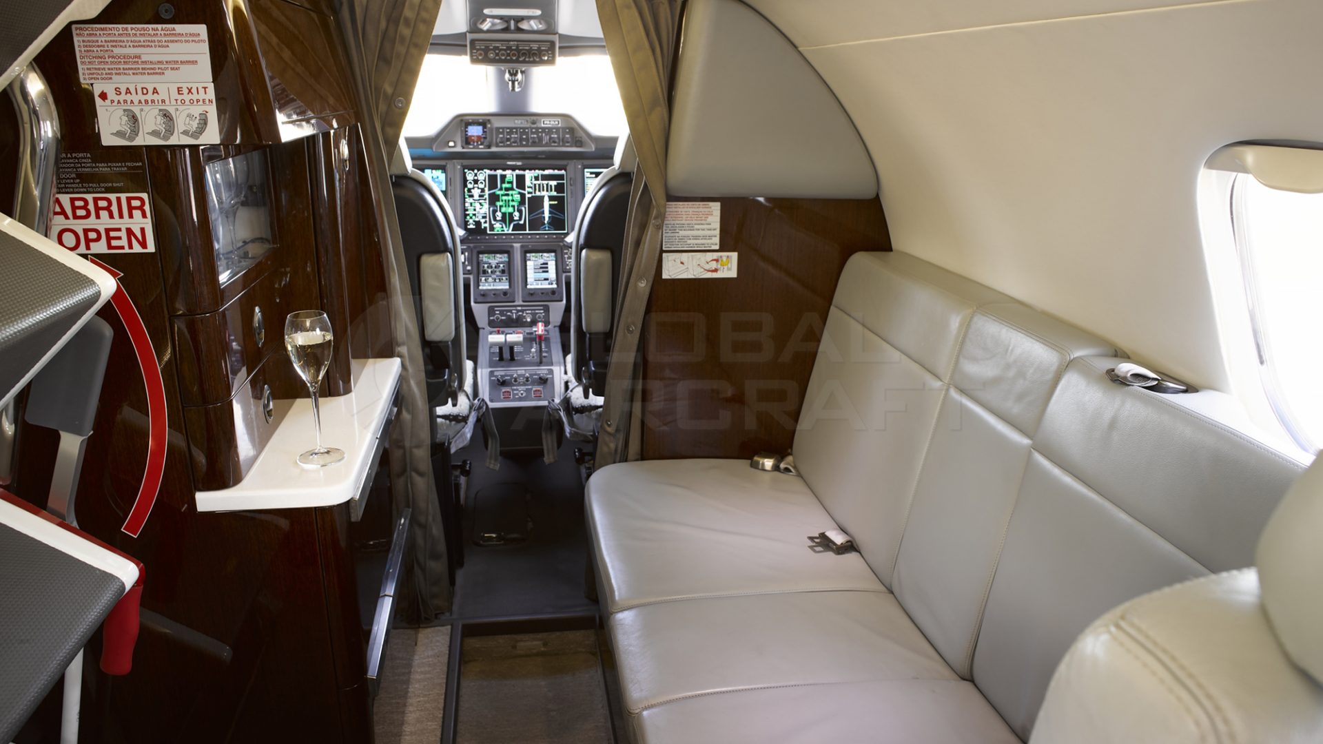 EMBRAER PHENOM 300 2014