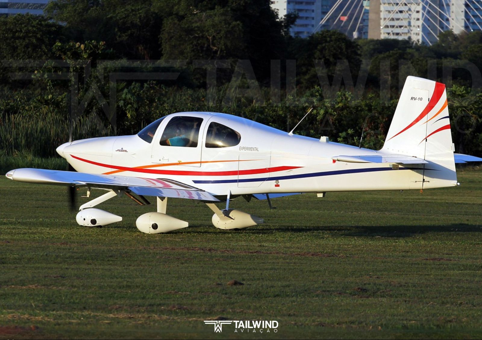 VANS RV10 FLYER 2014