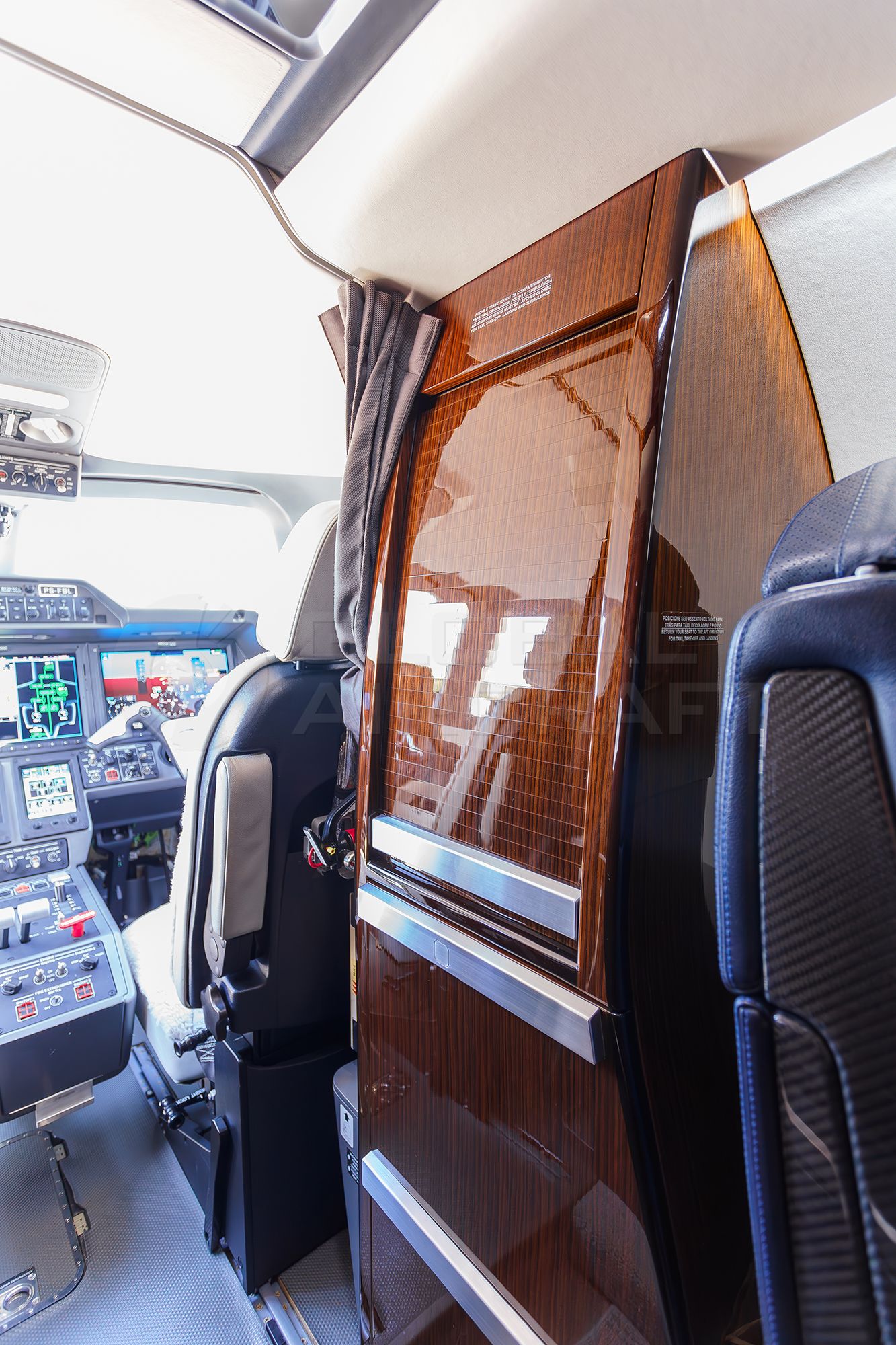 EMBRAER PHENOM 300E 2019