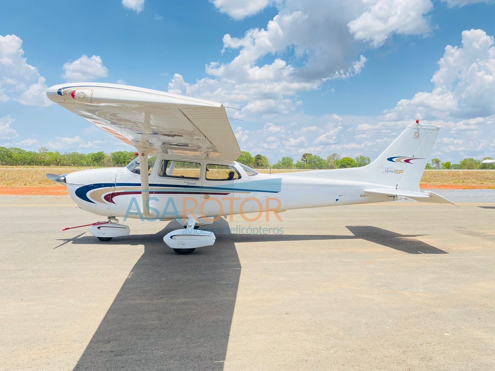 CESSNA SKYHAWK 172S 2000