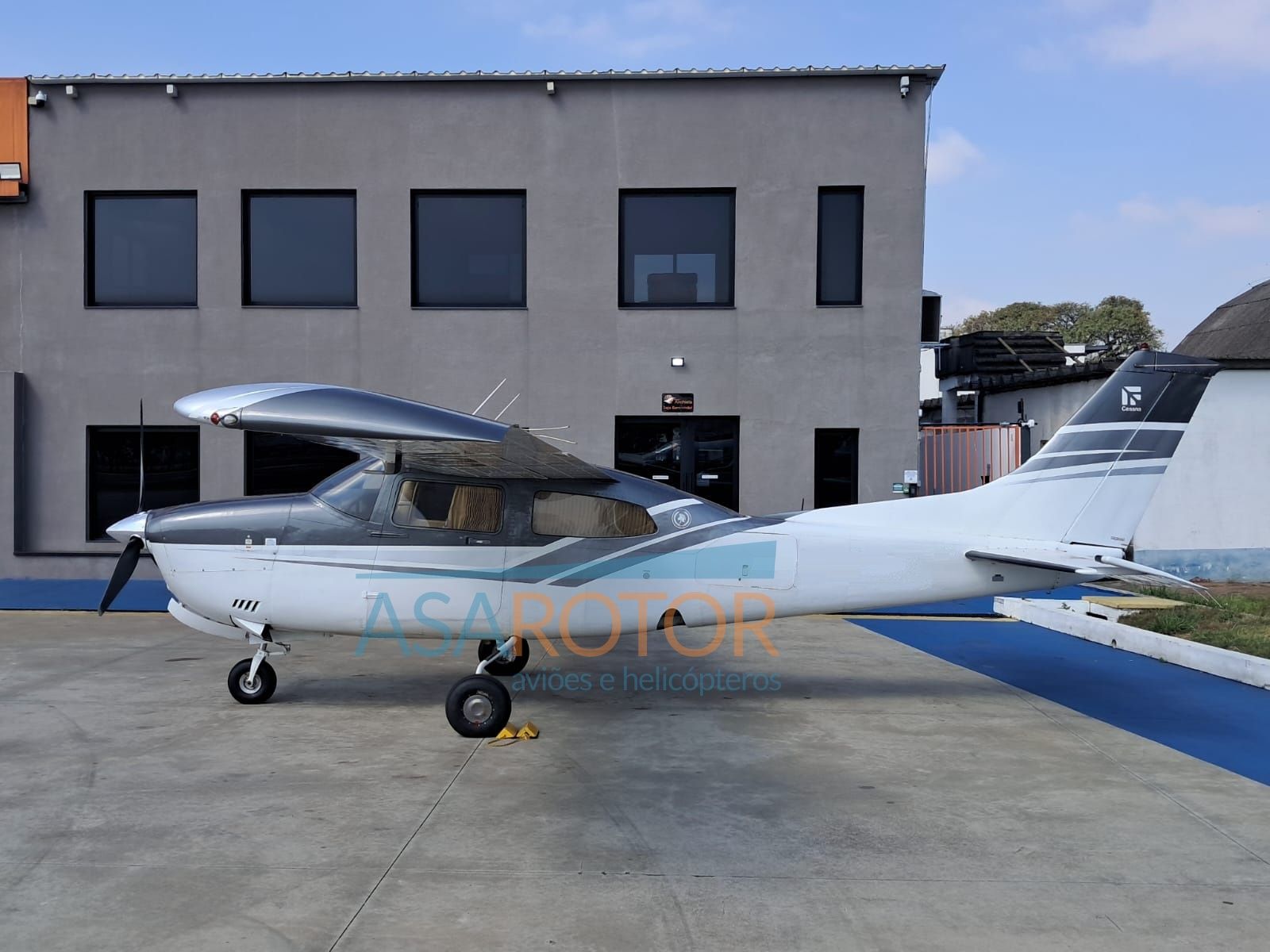 CESSNA 210N CENTURION 1984