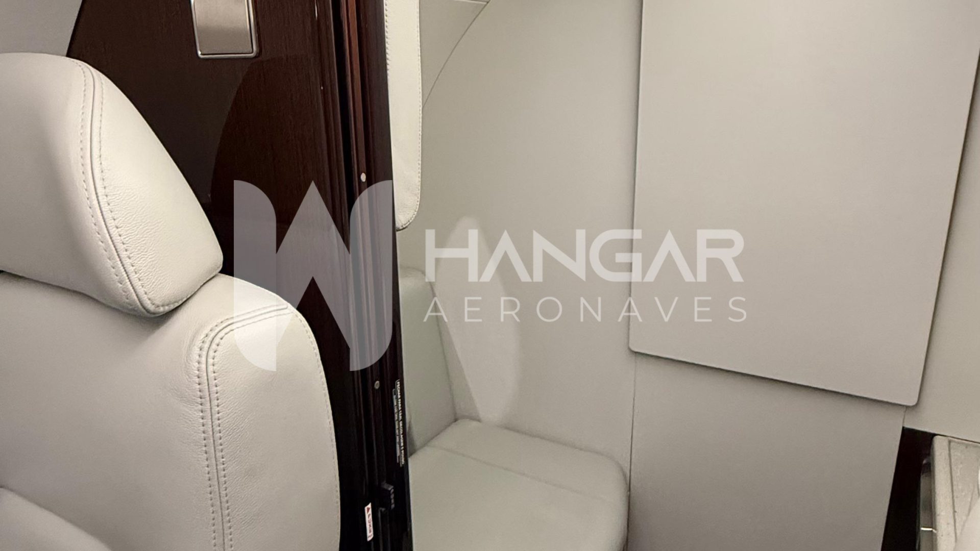 EMBRAER PHENOM 300 2015