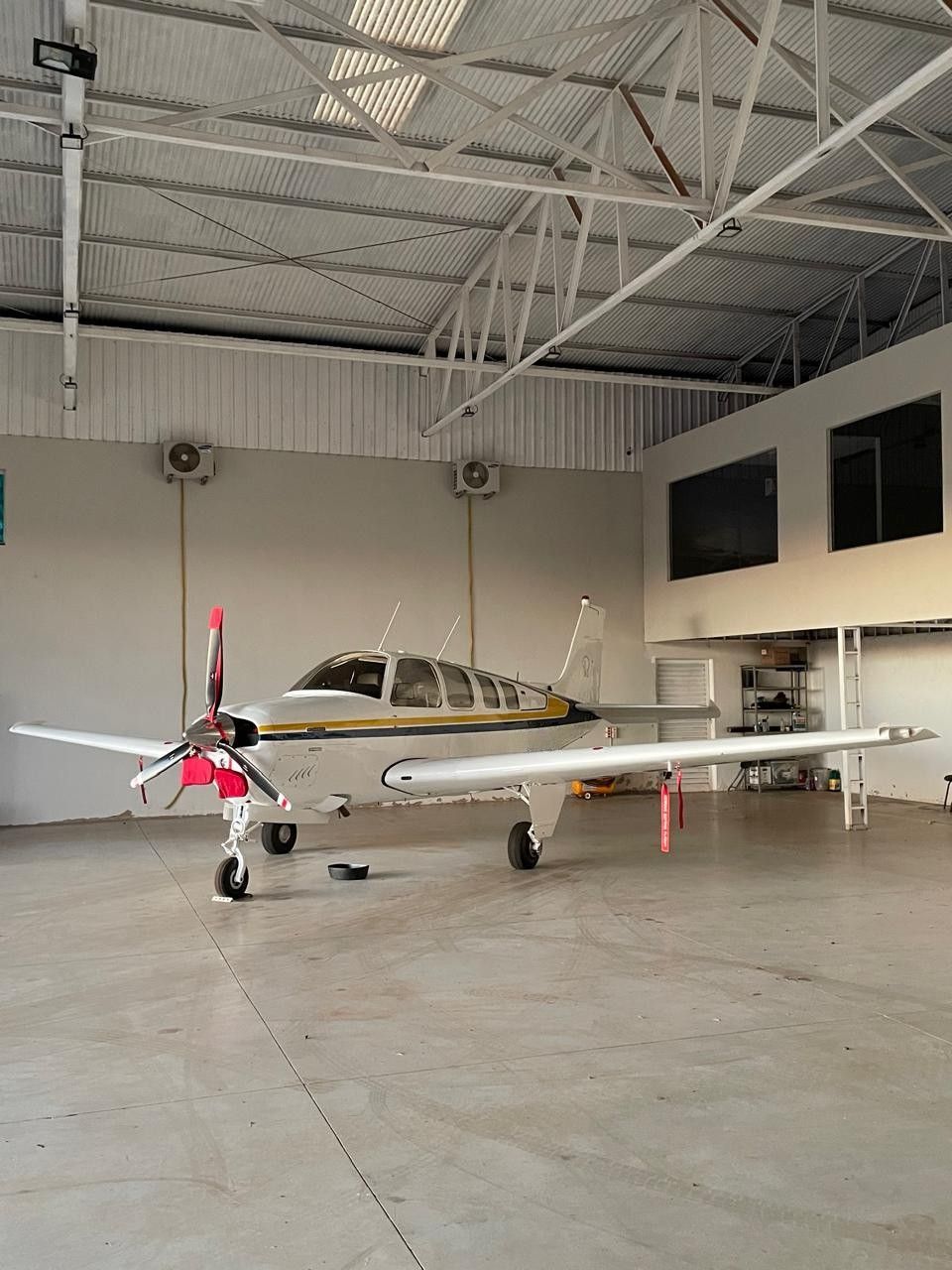 BEECHCRAFT BONANZA A36 1975