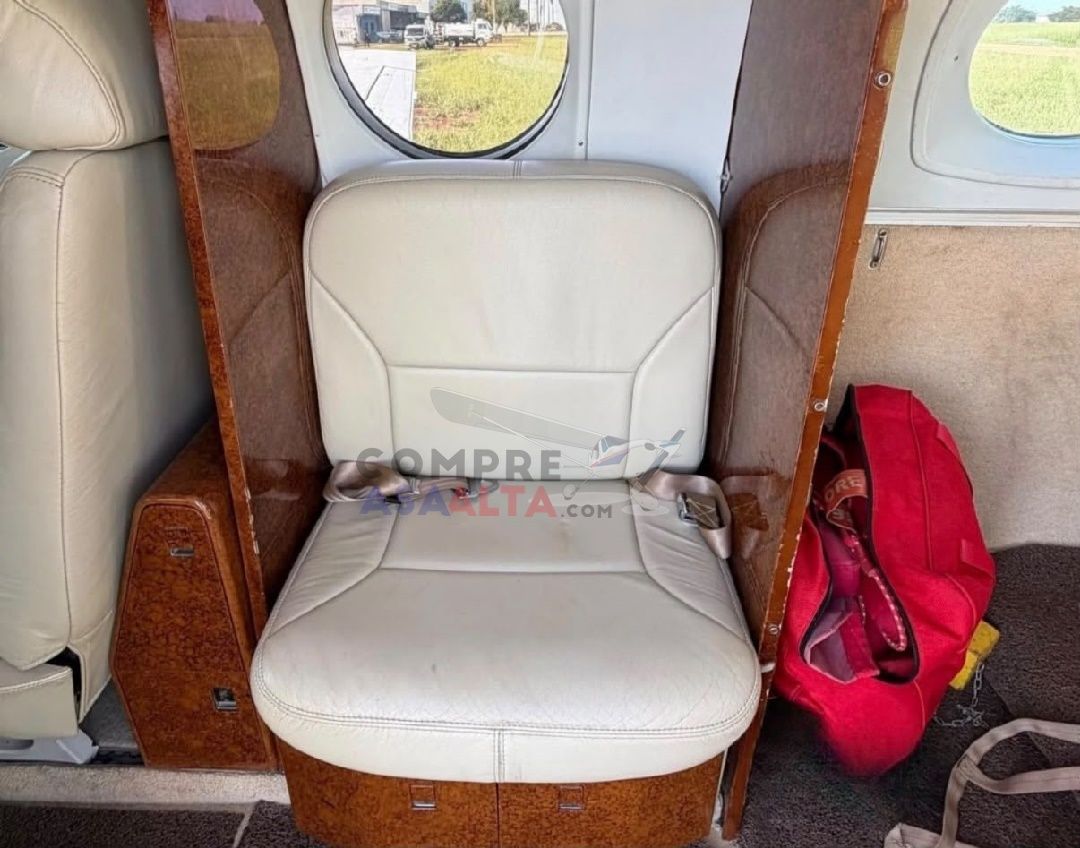 BEECHCRAFT KING AIR C90B 1998 — foto 12 de 16