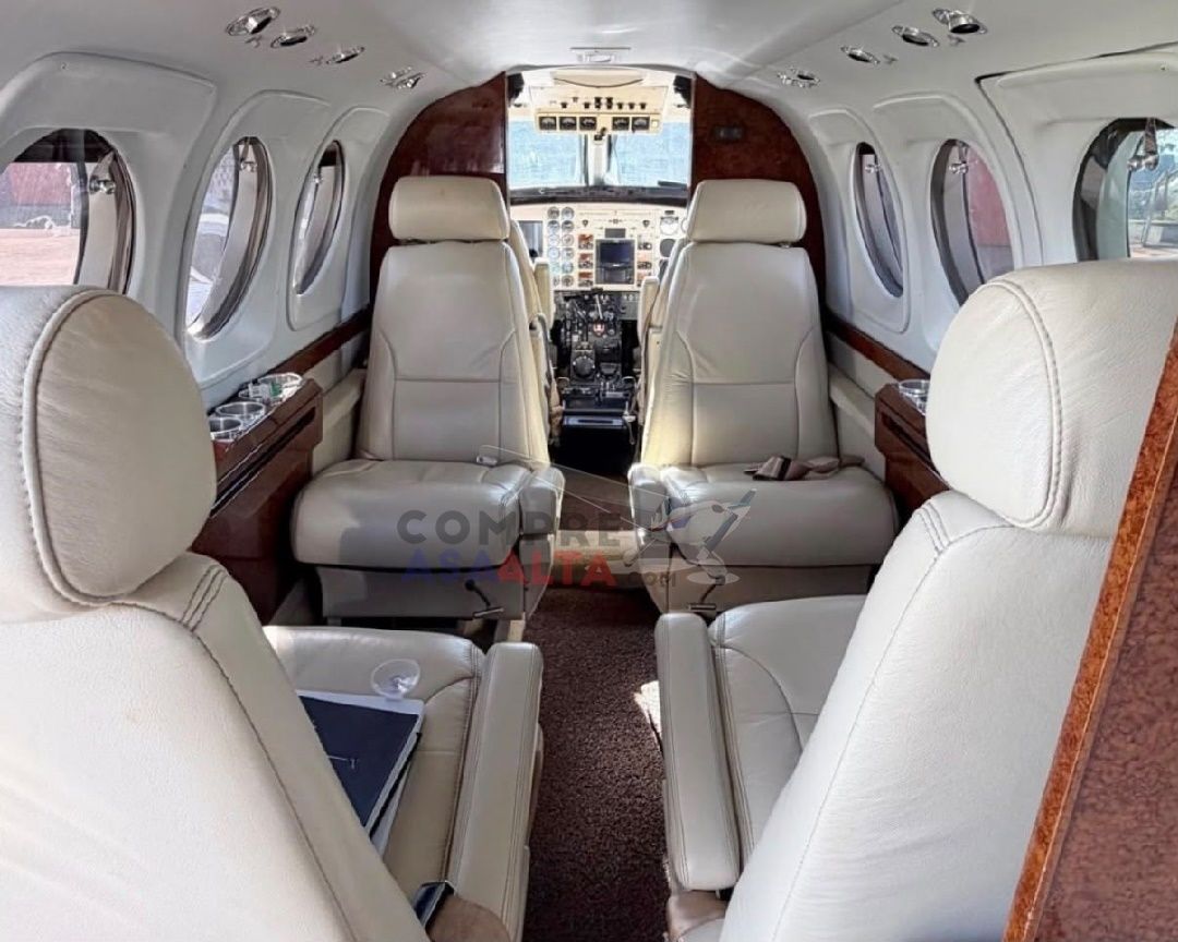 BEECHCRAFT KING AIR C90B 1998 — foto 13 de 16