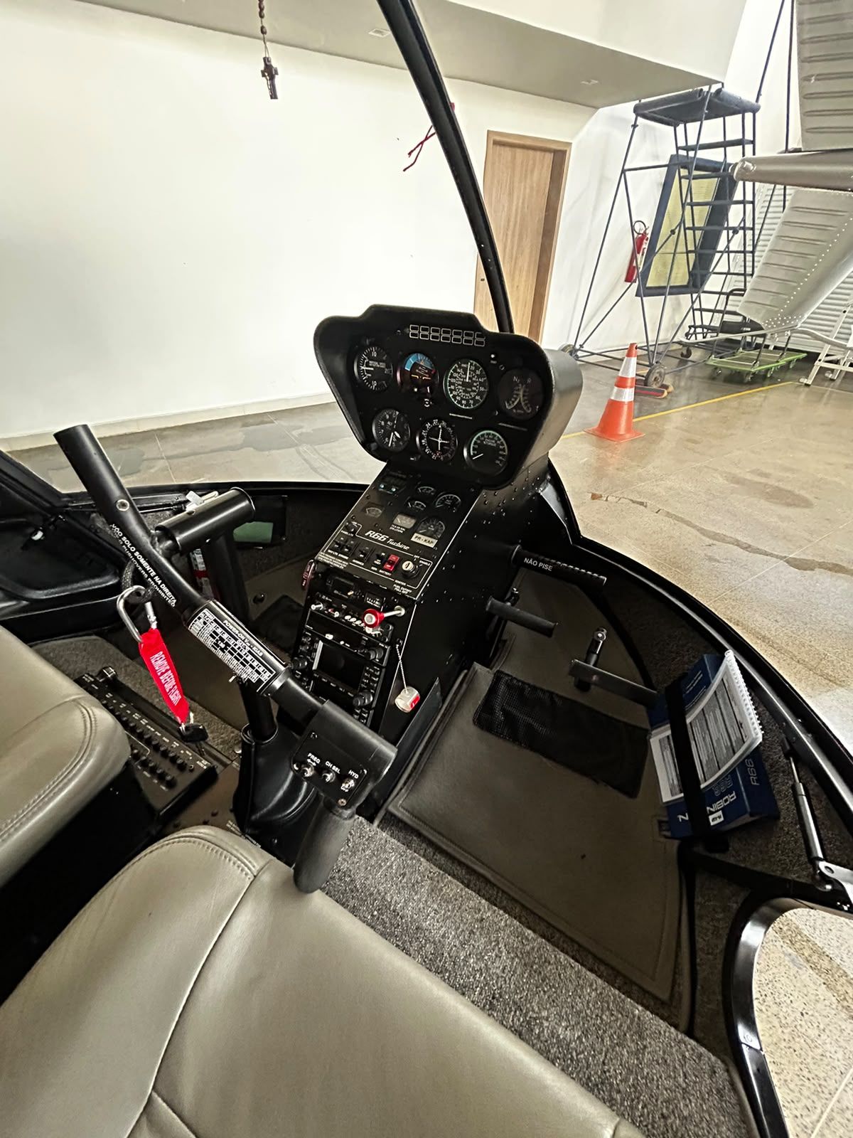 ROBINSON R66 TURBINE 2012 — foto 2 de 4