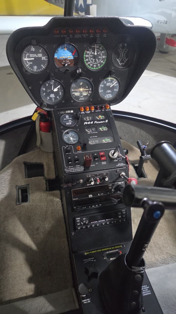 ROBINSON R44 RAVEN II 2010 — foto 2 de 4