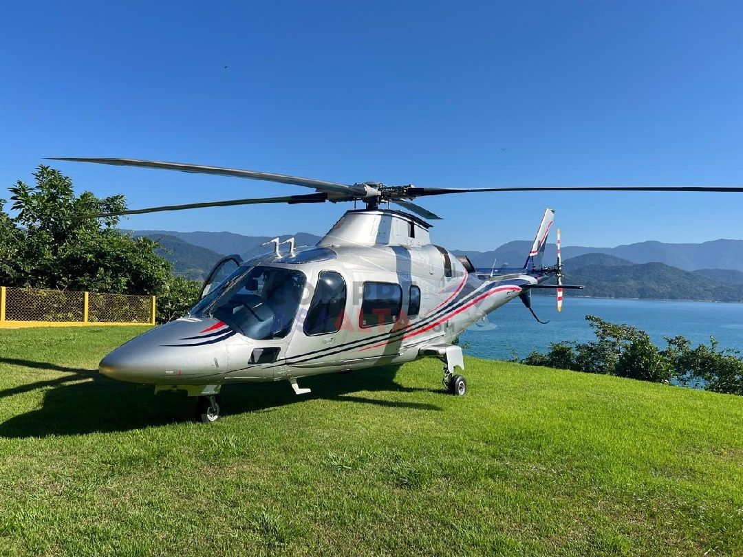 AGUSTA A109E POWER 2009 — foto 4 de 9