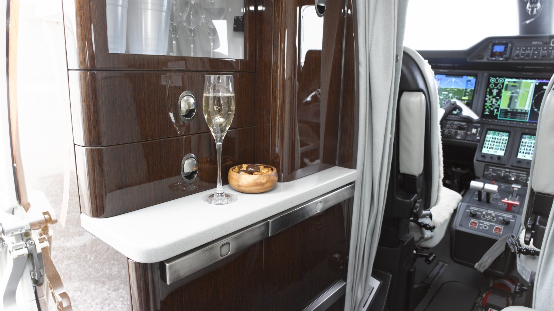 EMBRAER PHENOM 300E 2021 — foto 4 de 15