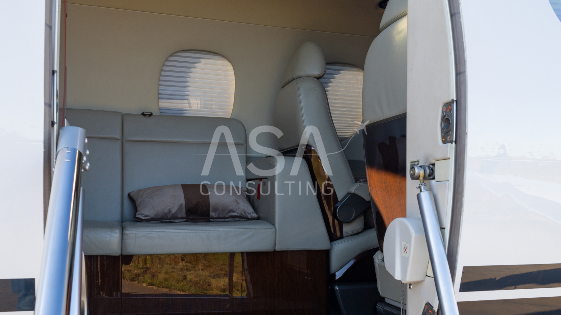 EMBRAER PHENOM 300 2014 — foto 6 de 13