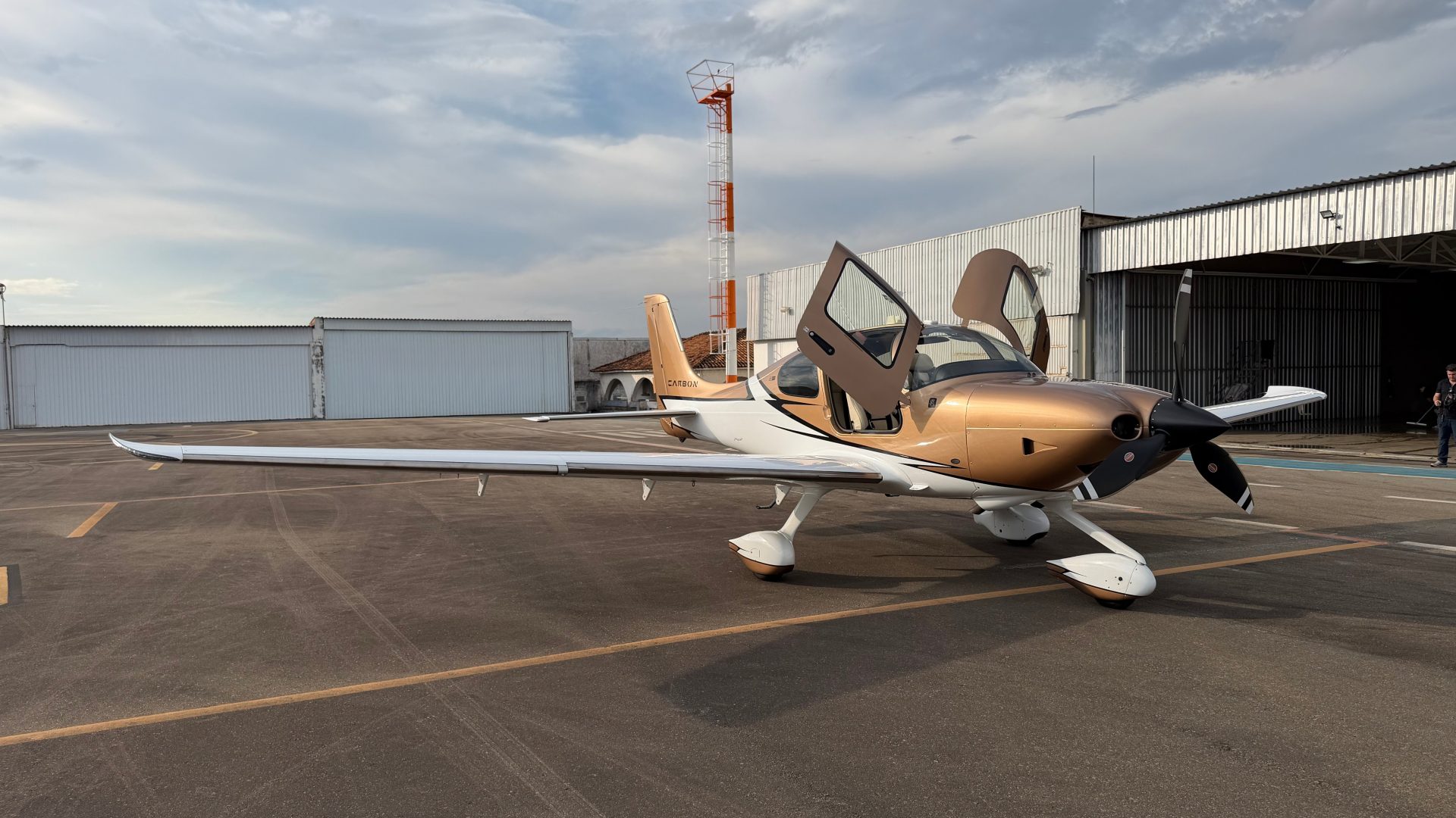 CIRRUS SR22T G6 GTS CARBON 2023 — foto 1 de 11