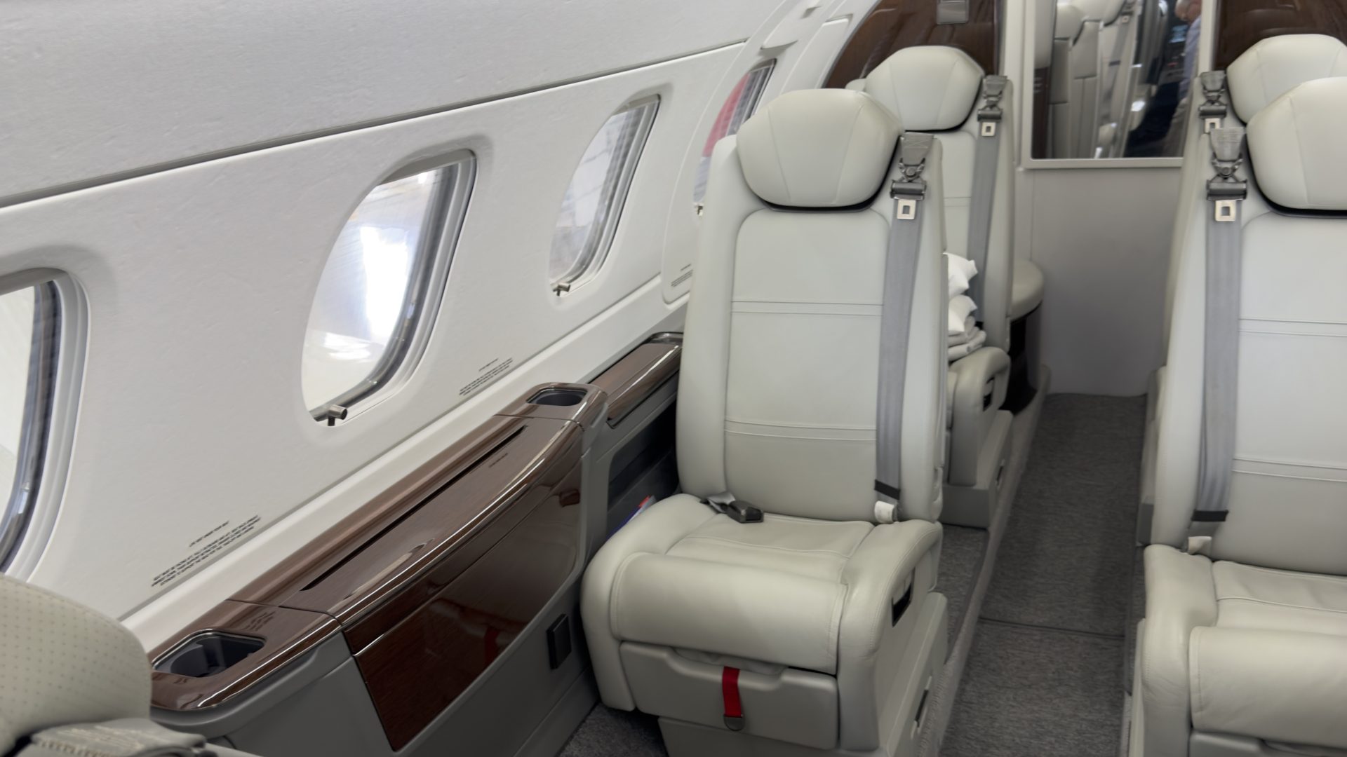 EMBRAER PHENOM 300E 2021 — foto 7 de 11