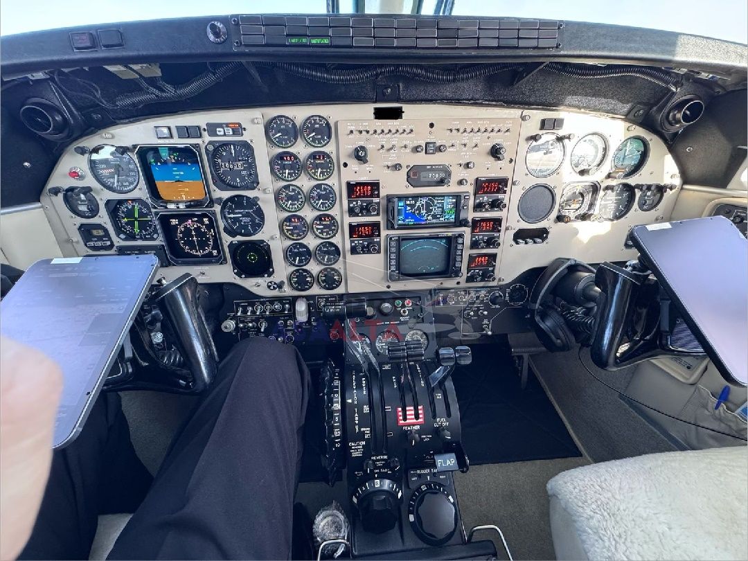 BEECHCRAFT KNG AIR C90B 1998 — foto 11 de 11