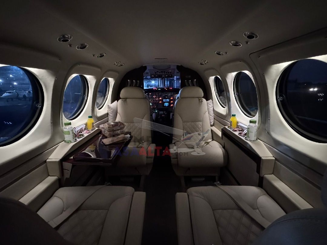 BEECHCRAFT KNG AIR C90B 1998 — foto 10 de 11