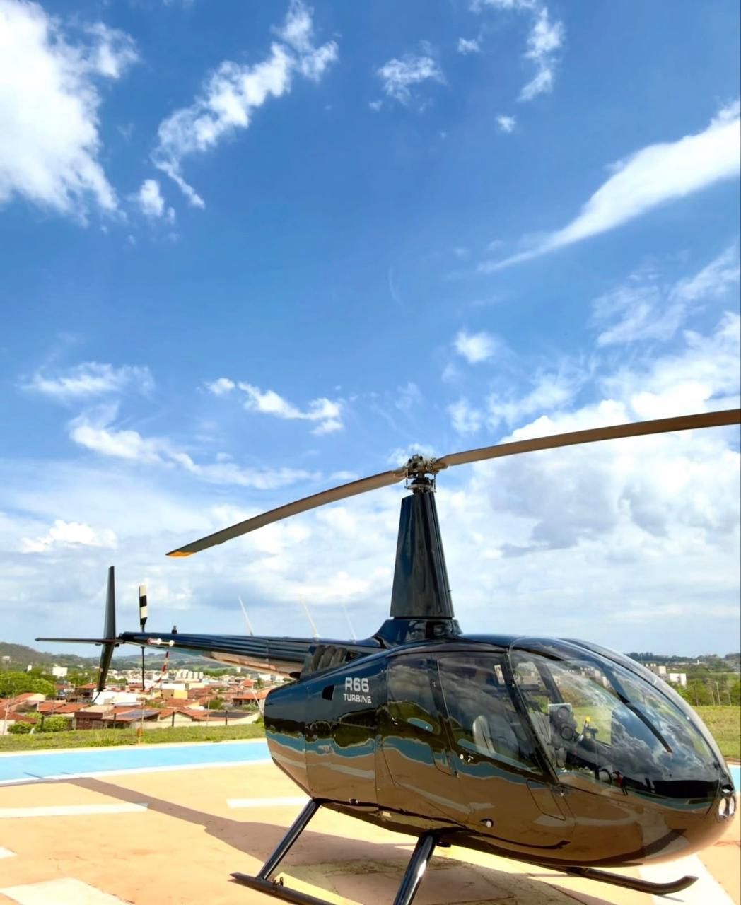 ROBINSON R66 2020 — foto 2 de 17