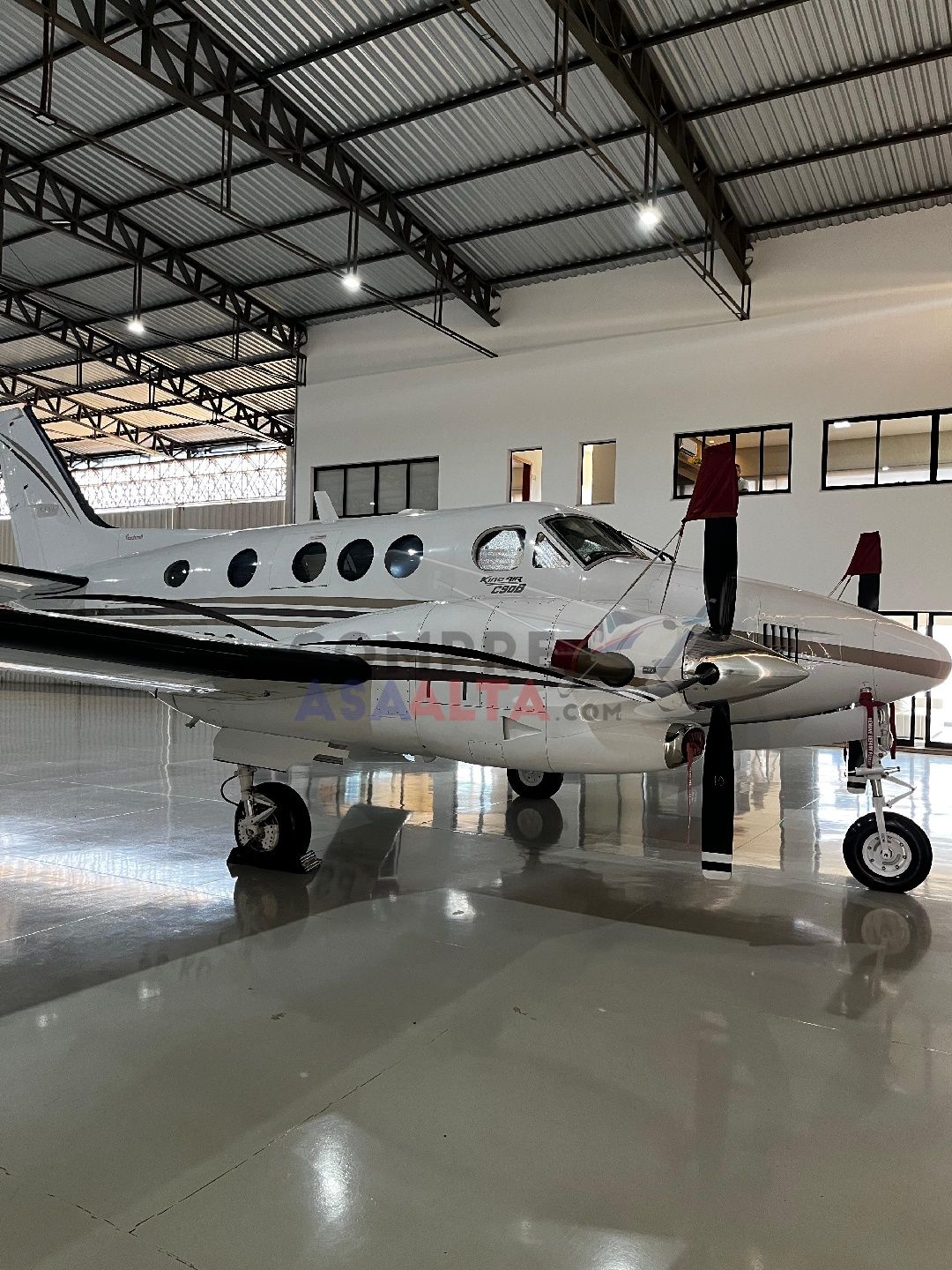 BEECHCRAFT KNG AIR C90B 1998 — foto 3 de 13