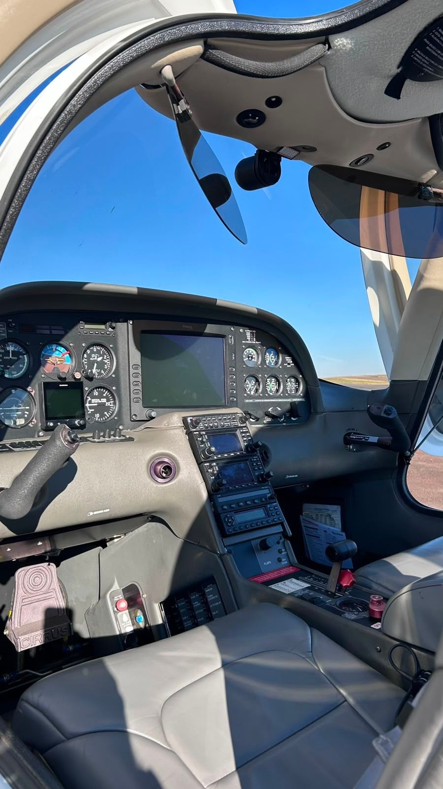 CIRRUS SR22 – 2002 — foto 7 de 12