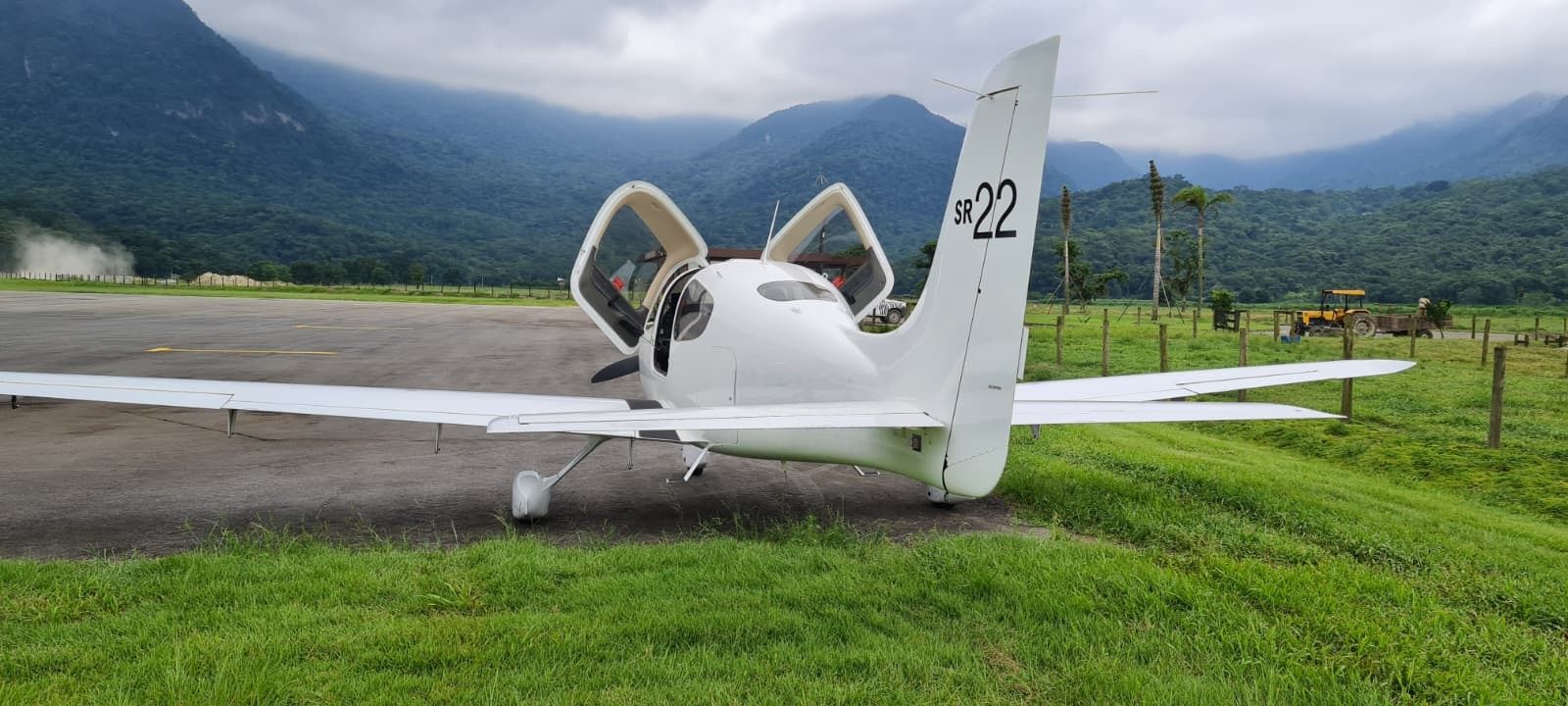 CIRRUS SR22 – 2002 — foto 5 de 12