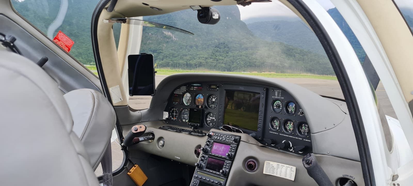 CIRRUS SR22 – 2002 — foto 8 de 12