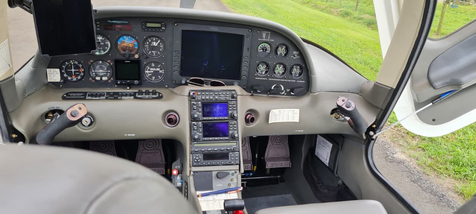 CIRRUS SR22 – 2002 — foto 9 de 12