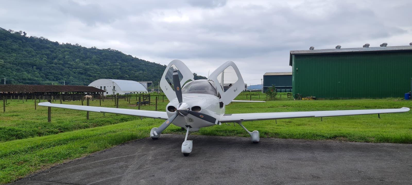 CIRRUS SR22 – 2002 — foto 6 de 12